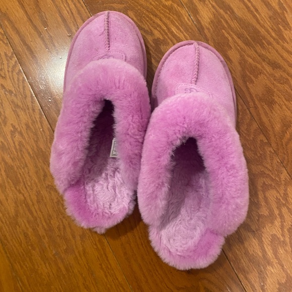 Pink Ugg slippers - size 7 - Picture 2 of 4